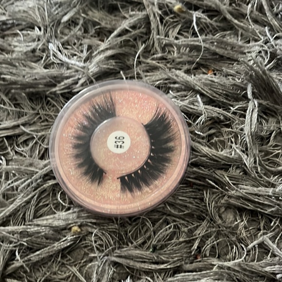 Lashes - Picture 4 of 10